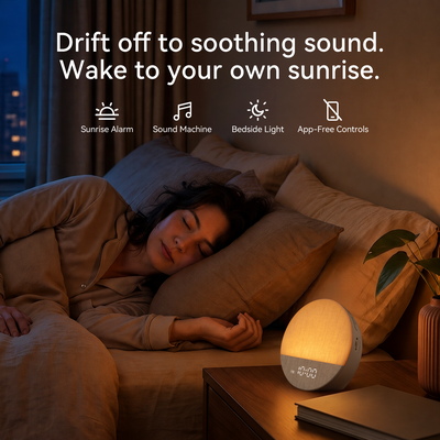 Mujer durmiendo junto a Dreamegg Sunrise 1 con luz cálida de mesita de noche